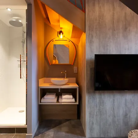 Base Camp Hotel